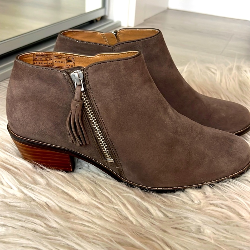Suede brown bootie